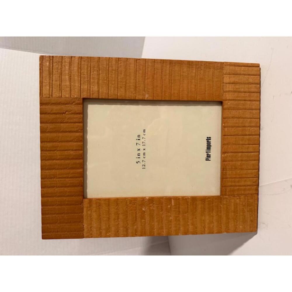 PIER 1 IMPORTS 5X7 NATURAL WOODEN DESIGN EASEL AND WALL STYLE PICTURE FRAME